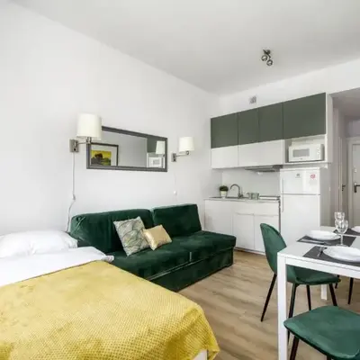 V Airport & West Railway Station apartments