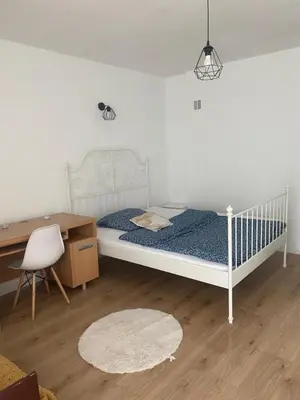 Łóżko lub łóżka w pokoju w obiekcie Monika House