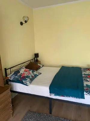 Łóżko lub łóżka w pokoju w obiekcie Monika House
