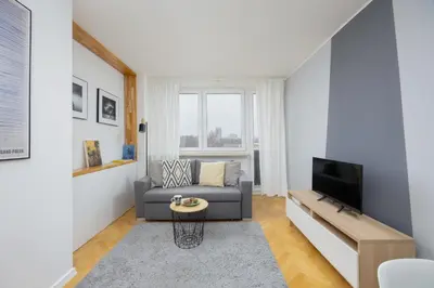 Telewizja i/lub zestaw kina domowego w obiekcie Belwederska Apartment with Balcony Next to Promenade Park by Noclegi Renters