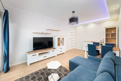 Telewizja i/lub zestaw kina domowego w obiekcie Racjonalizacji Stylish Apartment by BookingHost