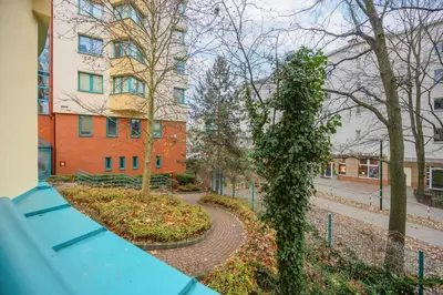 Ogród w obiekcie Comfortable Apartment with Two Bedrooms & Parking by Noclegi Renters