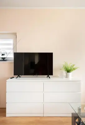 Telewizja i/lub zestaw kina domowego w obiekcie Krasiński Garden Charming Studio by BookingHost