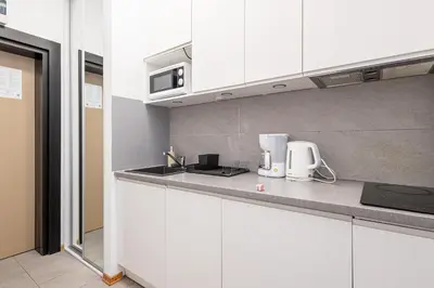 Kuchnia lub aneks kuchenny w obiekcie RentPlanet - Studio Aleje Jerozolimskie
