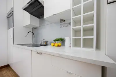 Kuchnia lub aneks kuchenny w obiekcie Mokotów Modern Apartment with Desk for Remote Work by Noclegi Renters