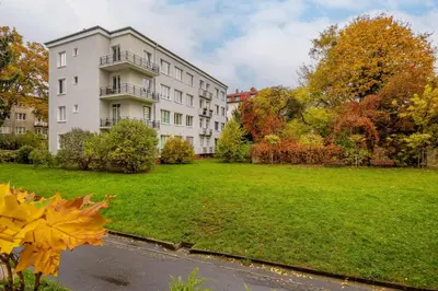 Ogród w obiekcie Mokotów Modern Apartment with Desk for Remote Work by Noclegi Renters