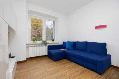 Część wypoczynkowa w obiekcie Mokotów Modern Apartment with Desk for Remote Work by Noclegi Renters
