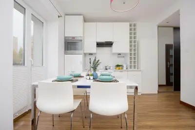 Kuchnia lub aneks kuchenny w obiekcie Mokotów Modern Apartment with Desk for Remote Work by Noclegi Renters