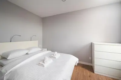 Łóżko lub łóżka w pokoju w obiekcie Ochota Stylish Apartment by BookingHost