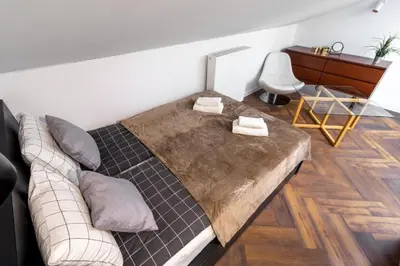Łóżko lub łóżka w pokoju w obiekcie Close-Central Warsaw Apartment - Great Location- Praga Północ - 18 People -Marcinkowskiego