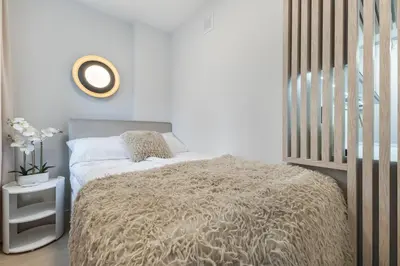 Łóżko lub łóżka w pokoju w obiekcie Apartament JEROZOLIMSKIE 89 Centrum Warszawy w pełni wyposażone