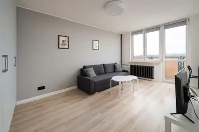 Telewizja i/lub zestaw kina domowego w obiekcie Ateńska City View Apartment by BookingHost