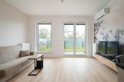 Telewizja i/lub zestaw kina domowego w obiekcie Ursynów Serenity Studio with Garden by BookingHost