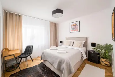 Łóżko lub łóżka w pokoju w obiekcie Metro Ratusz Arsenał Deluxe Apartment by BookingHost