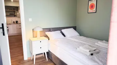 Łóżko lub łóżka w pokoju w obiekcie Raspberry Apartment with balcony #self check-in