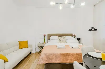 Łóżko lub łóżka w pokoju w obiekcie Cozy City Center Apartment in Warszawa