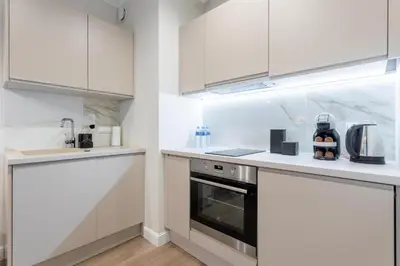 Kuchnia lub aneks kuchenny w obiekcie Close-Urban Chic - Luxury Warsaw Stays -10 People- Mennica Residence