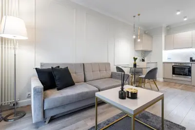Kuchnia lub aneks kuchenny w obiekcie Close-Urban Chic - Luxury Warsaw Stays -10 People- Mennica Residence