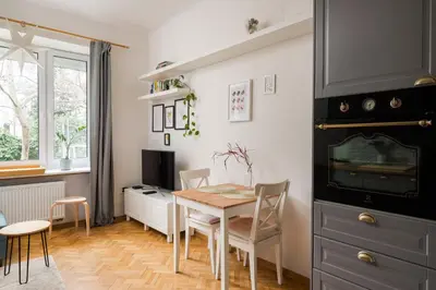 Kuchnia lub aneks kuchenny w obiekcie Metro Racławicka Charming Apartment by BookingHost