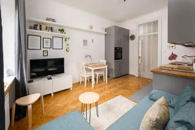 Telewizja i/lub zestaw kina domowego w obiekcie Metro Racławicka Charming Apartment by BookingHost