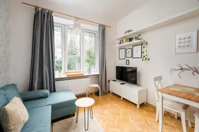 Telewizja i/lub zestaw kina domowego w obiekcie Metro Racławicka Charming Apartment by BookingHost
