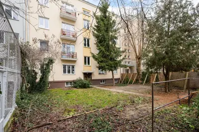 Ogród w obiekcie Metro Racławicka Charming Apartment by BookingHost