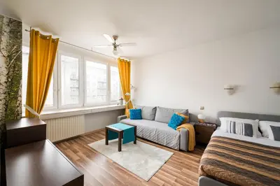 Łóżko lub łóżka w pokoju w obiekcie Stay with Friends in Warsaw Apartment by BookingHost