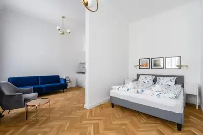 Łóżko lub łóżka w pokoju w obiekcie Apartament na Koszykowej w perełce architektonicznej