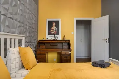 Łóżko lub łóżka w pokoju w obiekcie Close- Golden Villa Saska Kępa - Fully Renovated 2025