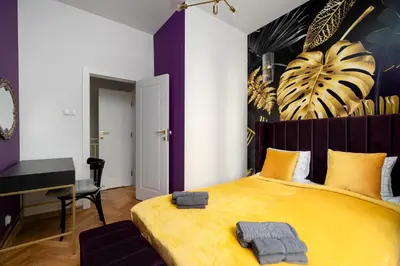 Łóżko lub łóżka w pokoju w obiekcie Close- Golden Villa Saska Kępa - Fully Renovated 2025