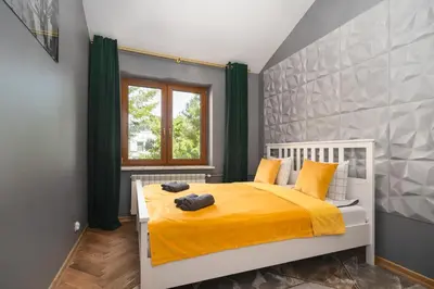 Łóżko lub łóżka w pokoju w obiekcie Close- Golden Villa Saska Kępa - Fully Renovated 2025