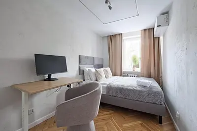Łóżko lub łóżka w pokoju w obiekcie Prime Prive Apartment 65TV AC Standing Desk King Bed