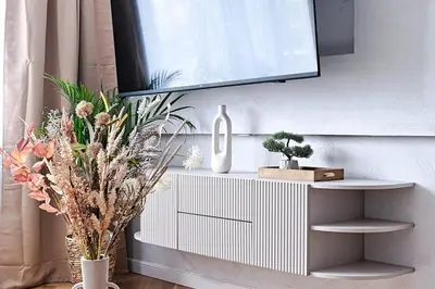 Telewizja i/lub zestaw kina domowego w obiekcie Prime Prive Apartment 65TV AC Standing Desk King Bed