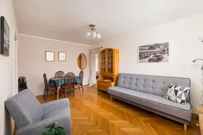 Część wypoczynkowa w obiekcie Saska Kępa Charming Apartment by BookingHost