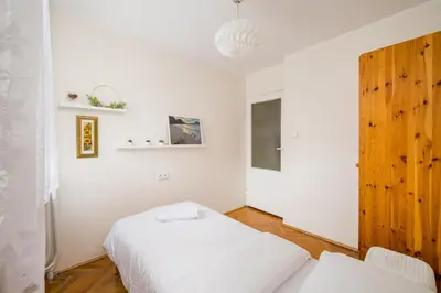 Łóżko lub łóżka w pokoju w obiekcie Saska Kępa Charming Apartment by BookingHost
