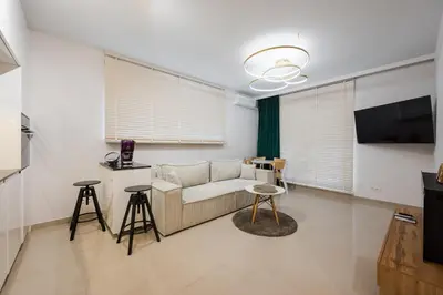 Telewizja i/lub zestaw kina domowego w obiekcie Sakura Deluxe Aparment by BookingHost