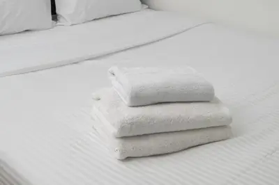 Łóżko lub łóżka w pokoju w obiekcie Sakura Deluxe Aparment by BookingHost