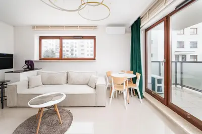 Telewizja i/lub zestaw kina domowego w obiekcie Sakura Deluxe Aparment by BookingHost