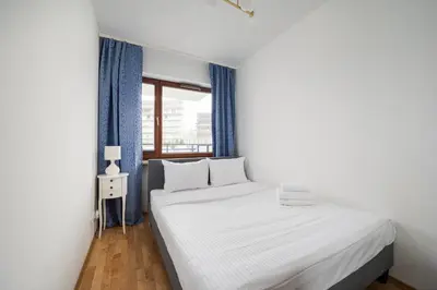 Łóżko lub łóżka w pokoju w obiekcie Sakura Deluxe Aparment by BookingHost