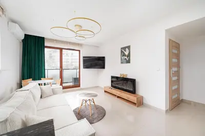 Telewizja i/lub zestaw kina domowego w obiekcie Sakura Deluxe Aparment by BookingHost