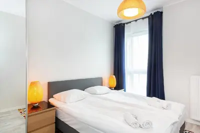 Łóżko lub łóżka w pokoju w obiekcie Large Apartment in Rondo Wiatraczna by Noclegi Renters