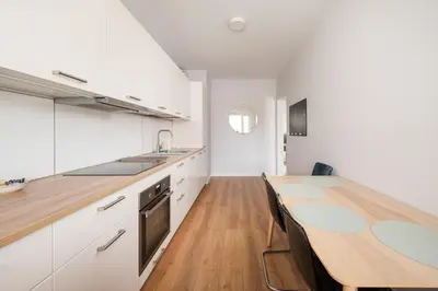 Kuchnia lub aneks kuchenny w obiekcie Sady Żoliborskie Generous Apartment by BookingHost