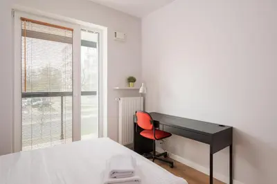 Łóżko lub łóżka w pokoju w obiekcie Sady Żoliborskie Generous Apartment by BookingHost