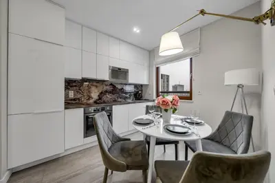 Kuchnia lub aneks kuchenny w obiekcie Wola Apartment - 9th Floor, Parking & Balcony - by Rentujemy