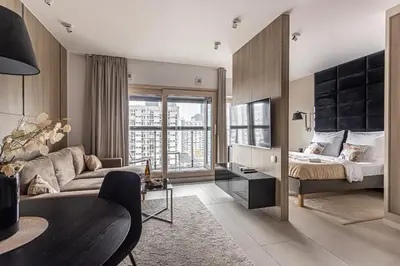 Łóżko lub łóżka w pokoju w obiekcie P&O Apartments Mennica Residence VII