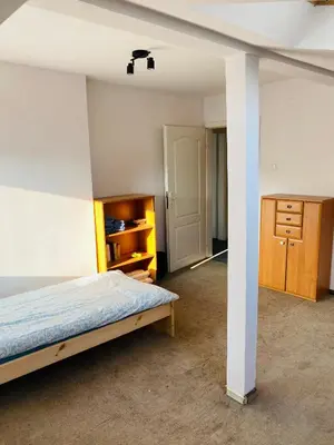 Łóżko lub łóżka w pokoju w obiekcie Marki hostel