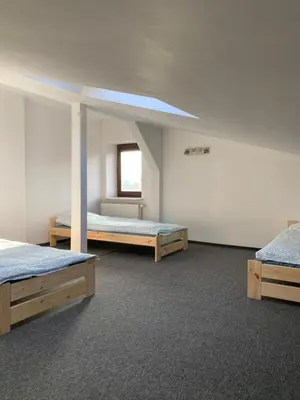 Łóżko lub łóżka w pokoju w obiekcie Marki hostel