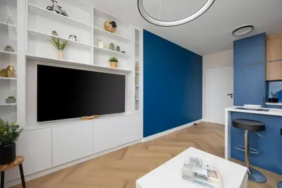 Telewizja i/lub zestaw kina domowego w obiekcie Apartament w Sercu Warszawy Biurko do Pracy Zdalnej by Noclegi Renters