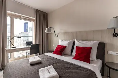Łóżko lub łóżka w pokoju w obiekcie P&O Apartments Mennica Residence VIII