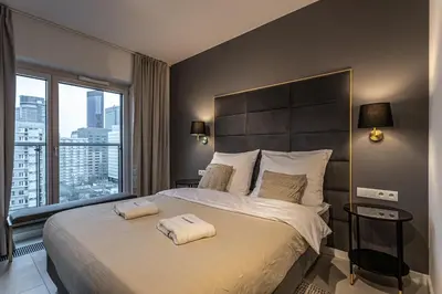 Łóżko lub łóżka w pokoju w obiekcie P&O Apartments Mennica Residence IX